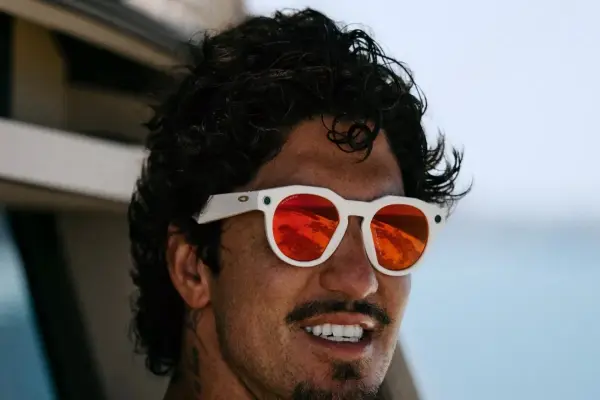 Kính thông minh Oakley x Meta bắt mắt hiện đã có thể đặt hàng trước